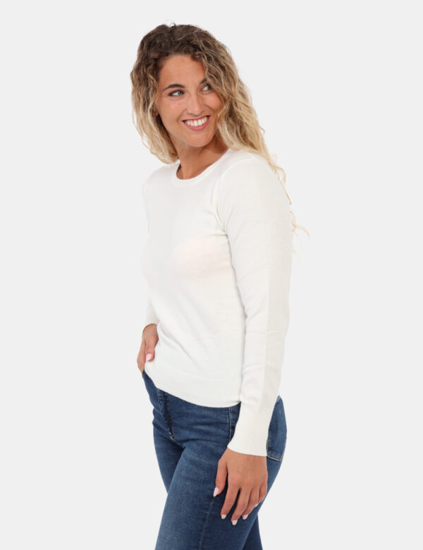 Maglia Rue De Clerie Latte - Maglioncino girocollo latte, morbido e versatile. Adatto a situazioni casual ma con il giusto o