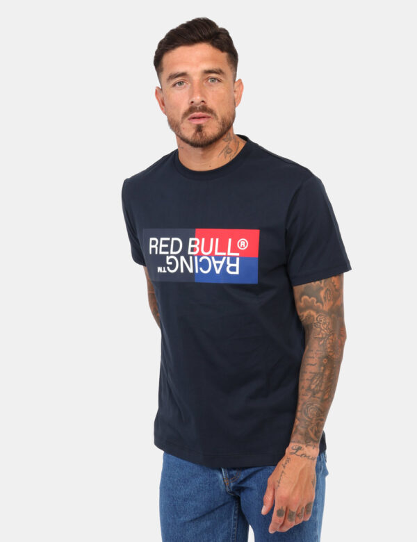 T-shirt Red Bull Blu - Questa t-shirt Red Bull Racing x Pepe jeans a maniche corte è un pezzo iconico per chi ama un look sp