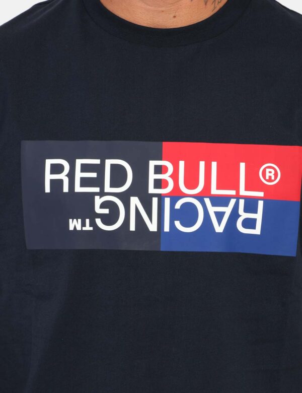 T-shirt Red Bull Blu - Questa t-shirt Red Bull Racing x Pepe jeans a maniche corte è un pezzo iconico per chi ama un look sp