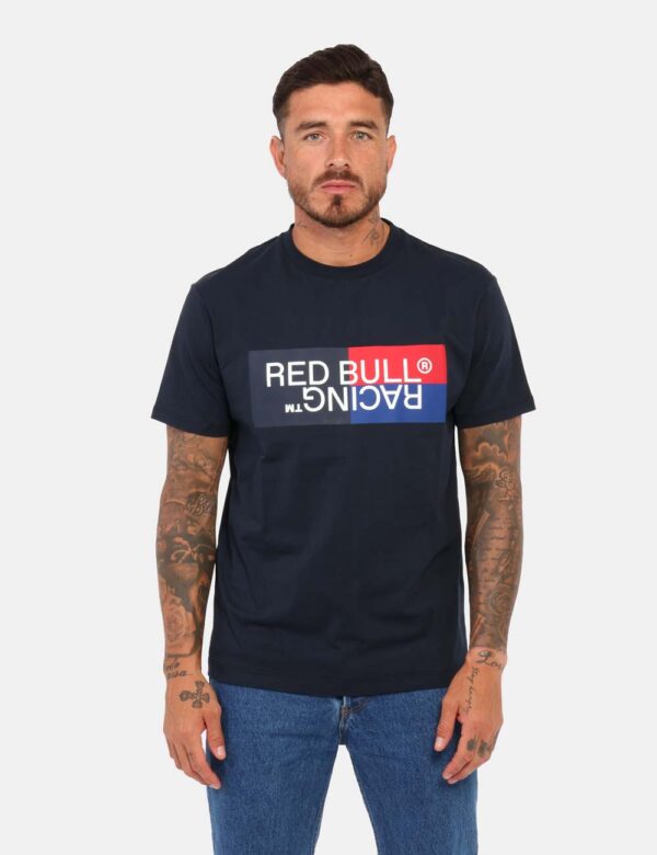 T-shirt Red Bull Blu - Questa t-shirt Red Bull Racing x Pepe jeans a maniche corte è un pezzo iconico per chi ama un look sp