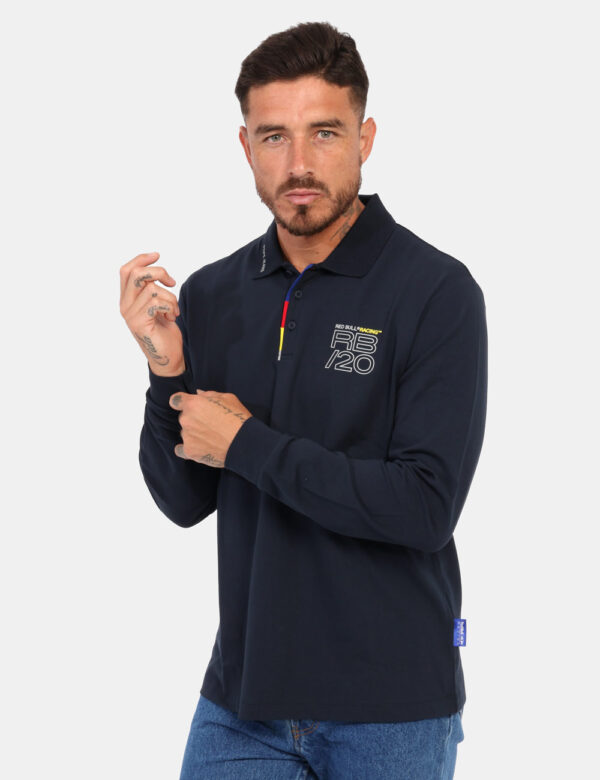 Polo Red Bull Blu navy - Questa polo blu a maniche lunghe Red Bull Racing x Pepe jeans con colletto classico, presenta un'ap