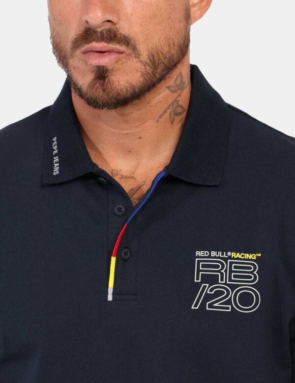 Polo Red Bull Blu navy - Questa polo blu a maniche lunghe Red Bull Racing x Pepe jeans con colletto classico, presenta un'ap