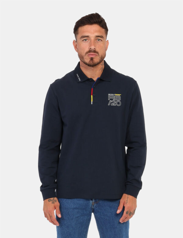 Polo Red Bull Blu navy - Questa polo blu a maniche lunghe Red Bull Racing x Pepe jeans con colletto classico, presenta un'ap