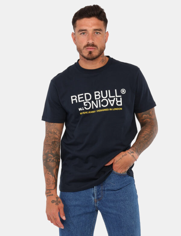 T-shirt Red Bull blu navy - Questa t-shirt Red Bull Racing x Pepe Jeans da uomo, realizzata in morbido cotone, è un capo ide