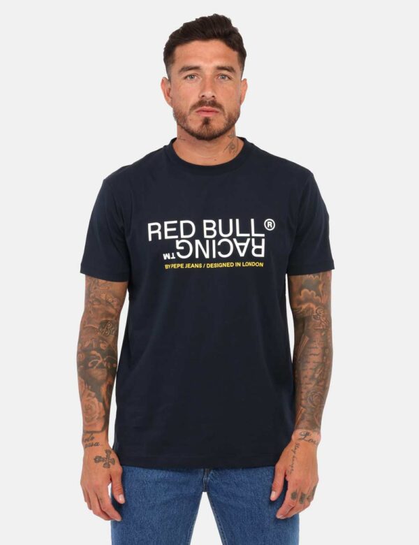 T-shirt Red Bull blu navy - Questa t-shirt Red Bull Racing x Pepe Jeans da uomo, realizzata in morbido cotone, è un capo ide