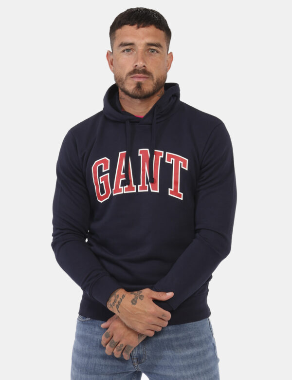 Felpa Gant Blu - Felpa con cappuccio su base blu navy con stampa logo brand rossa. La vestibilità è morbida e regolare. La f