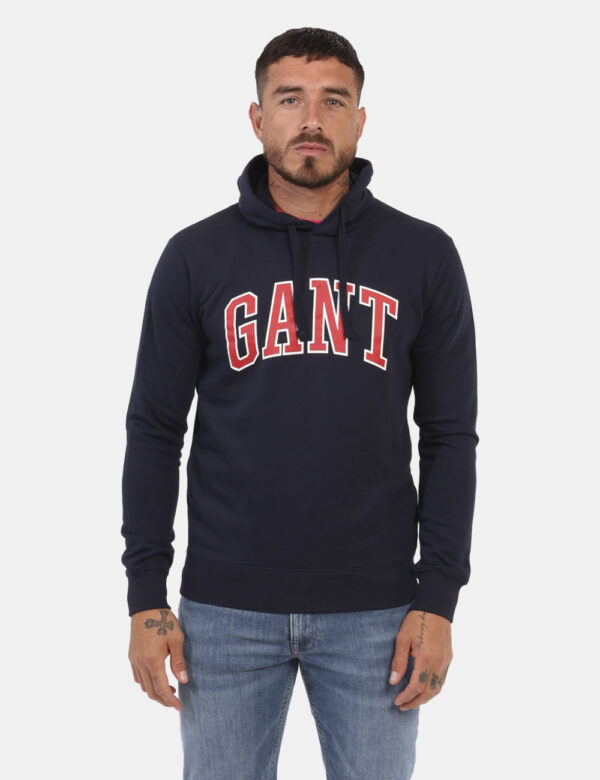 Felpa Gant Blu - Felpa con cappuccio su base blu navy con stampa logo brand rossa. La vestibilità è morbida e regolare. La f