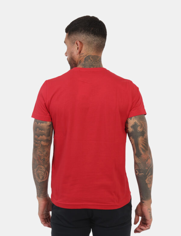 T-Shirt Gant Rosso - T-shirt classica in total rosso con patch logo brand ad altezza cuore. La vestibilità è morbida e regol