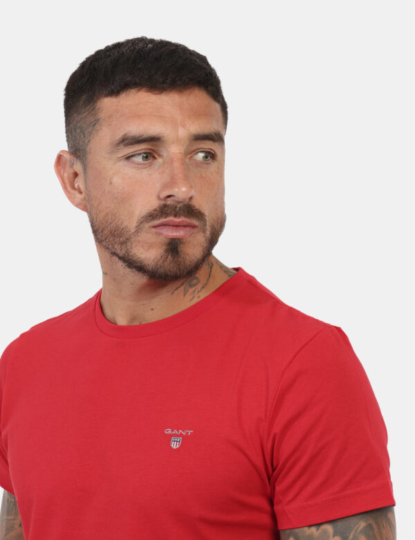 T-Shirt Gant Rosso - T-shirt classica in total rosso con patch logo brand ad altezza cuore. La vestibilità è morbida e regol