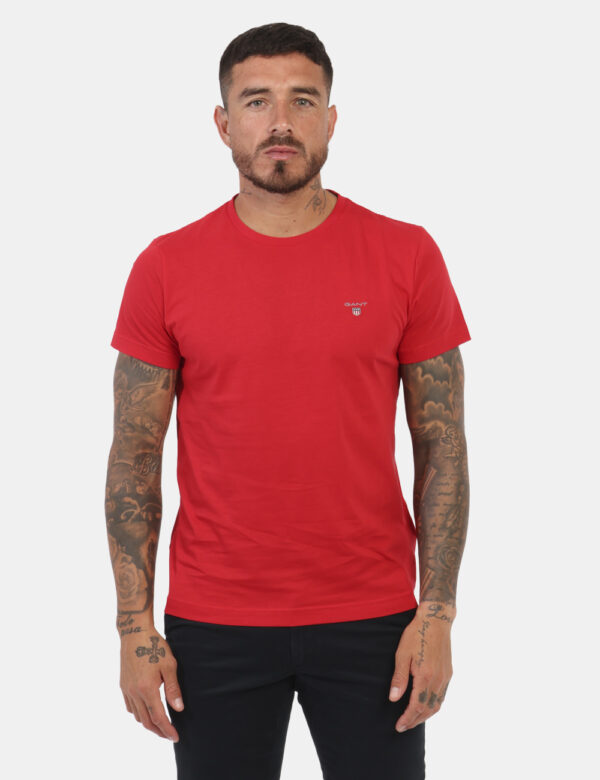 T-Shirt Gant Rosso - T-shirt classica in total rosso con patch logo brand ad altezza cuore. La vestibilità è morbida e regol