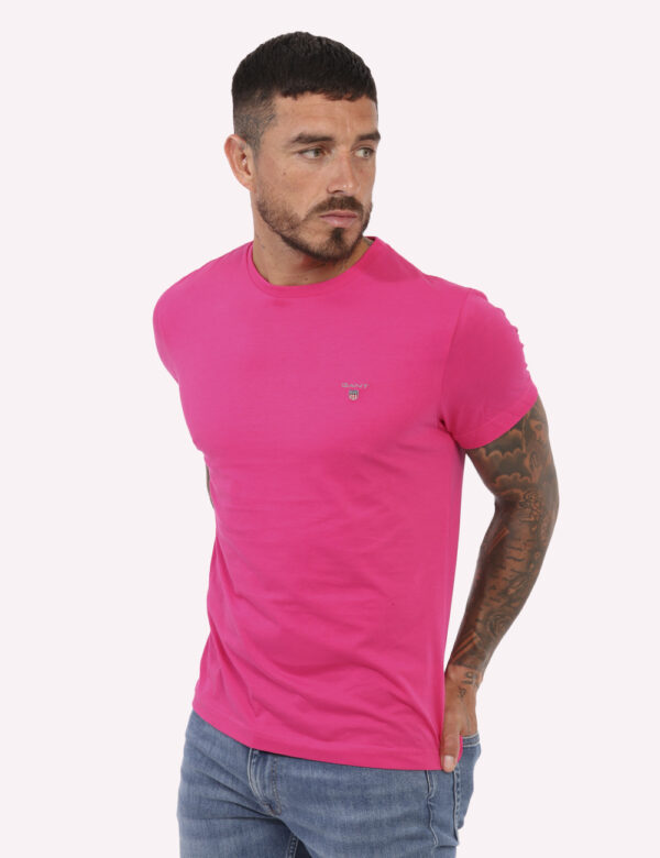 T-Shirt Gant Rosa - T-shirt classica in total rosa fluo con patch logo brand ad altezza cuore. La vestibilità è morbida e re