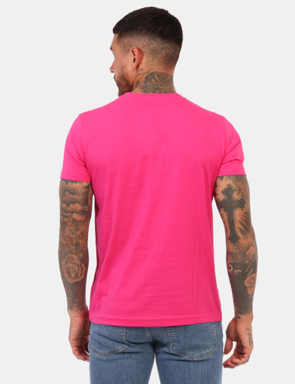 T-Shirt Gant Rosa - T-shirt classica in total rosa fluo con patch logo brand ad altezza cuore. La vestibilità è morbida e re