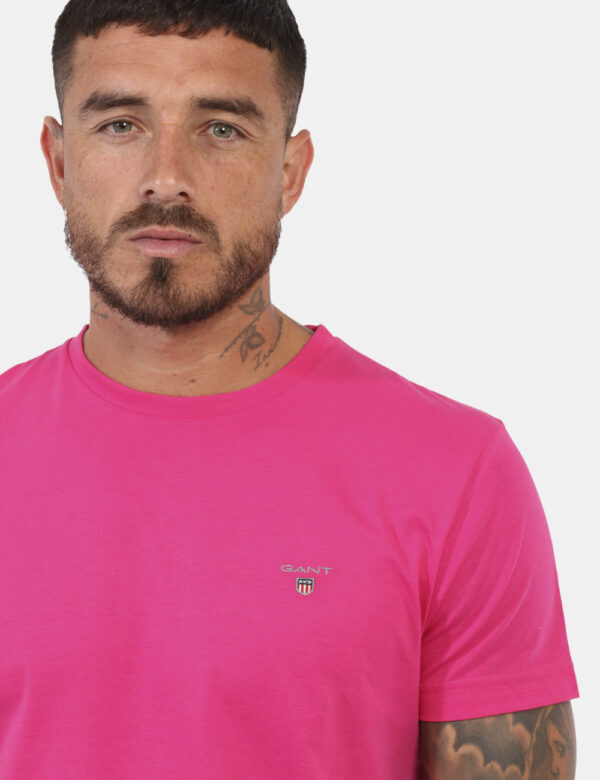 T-Shirt Gant Rosa - T-shirt classica in total rosa fluo con patch logo brand ad altezza cuore. La vestibilità è morbida e re