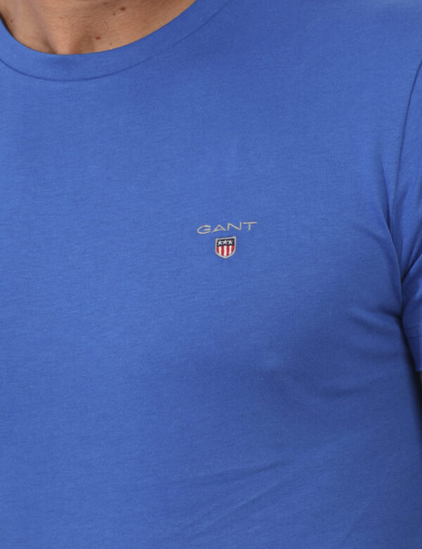 T-Shirt Gant Blu - T-shirt classica in total blu con patch logo brand ad altezza cuore. La vestibilità è morbida e regolare.