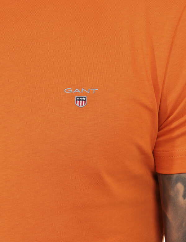 T-Shirt Gant Arancione - T-shirt classica in total arancione con patch logo brand ad altezza cuore. La vestibilità è morbida