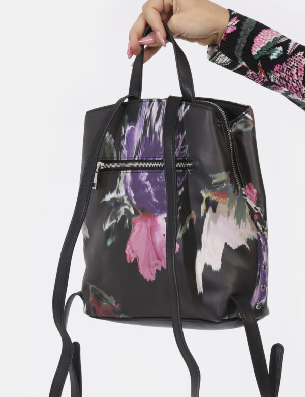 Zaino Desigual Nero - Zainetto su base nera con fantasia rosa e viola. Presente tascone principale con chiusura a zip più do