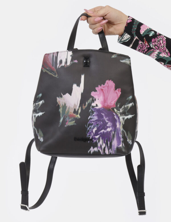 Zaino Desigual Nero - Zainetto su base nera con fantasia rosa e viola. Presente tascone principale con chiusura a zip più do