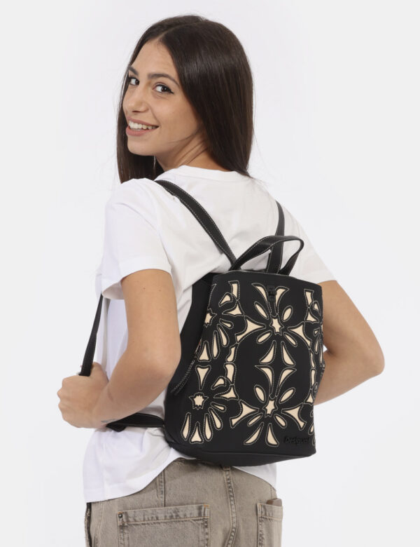 Zaino Desigual Nero - Zainetto su base nera con richiamo beige. Presente tascone principale con chiusura a zip più tasche co