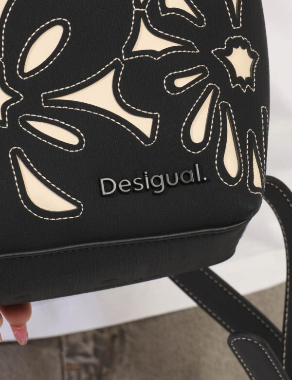 Zaino Desigual Nero - Zainetto su base nera con richiamo beige. Presente tascone principale con chiusura a zip più tasche co