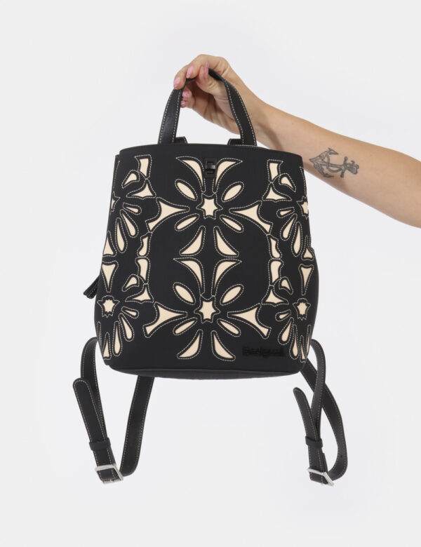 Zaino Desigual Nero - Zainetto su base nera con richiamo beige. Presente tascone principale con chiusura a zip più tasche co