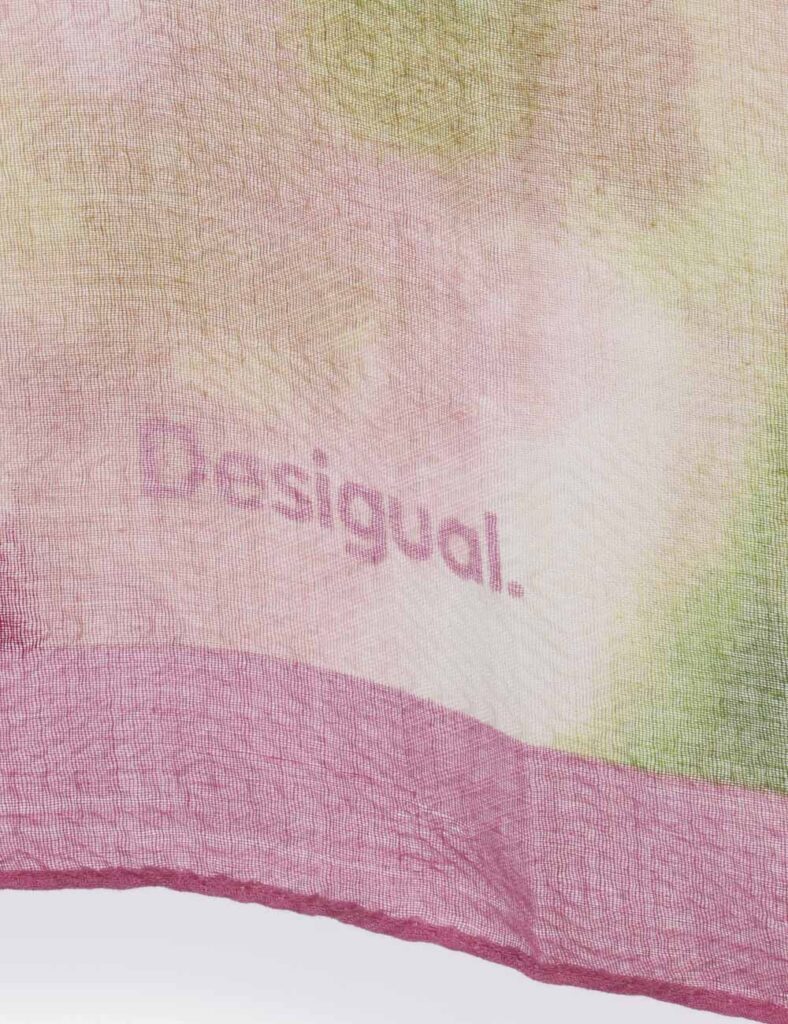 Foulard Desigual Fantasia - Ampio foulard su sfondo rosa/verde/bianco con logo brand. Il capo è pratico e maneggevole e dona