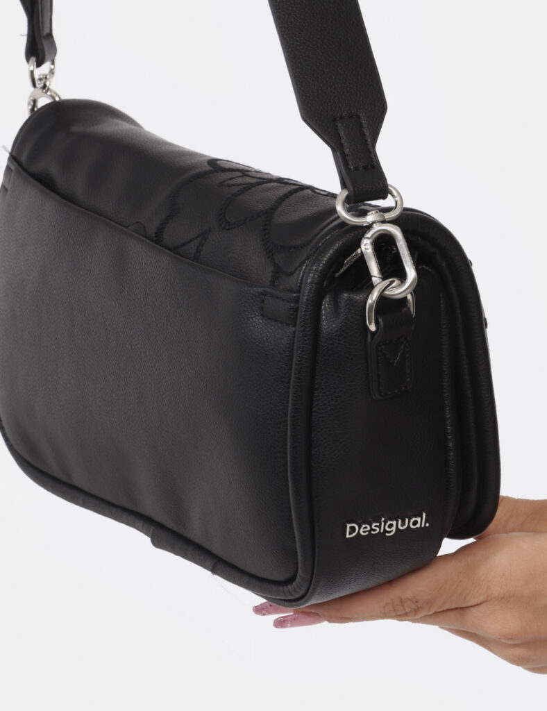 Borsa Desigual Nero - Borsa a tracolla di piccole dimensioni in total nero con ricamo tono su tono. La bag si compone di uni