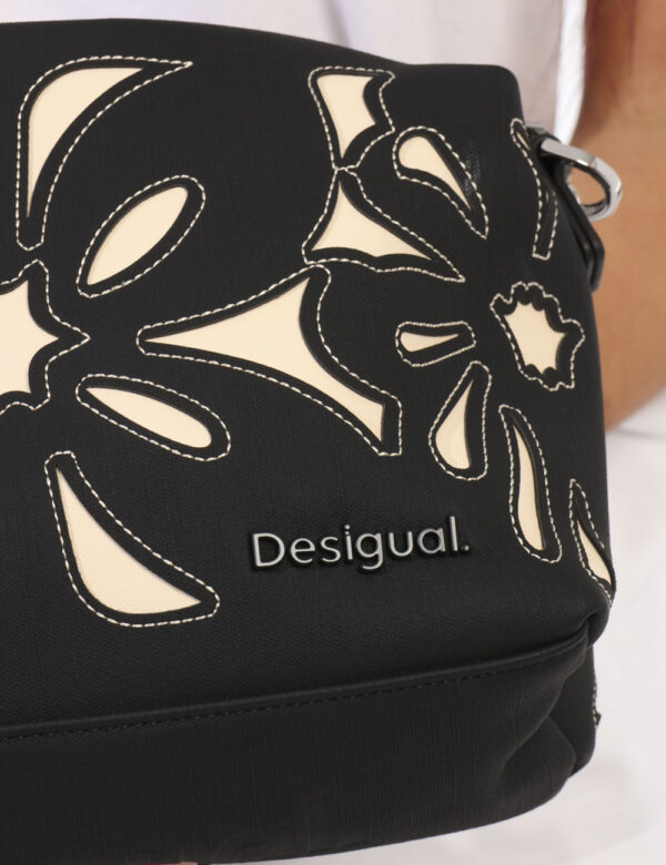 Borsa Desigual Nero - Borsa a tracolla di medie dimensioni simil bauletto in nero e ricamo beige. La bag si compone di unico