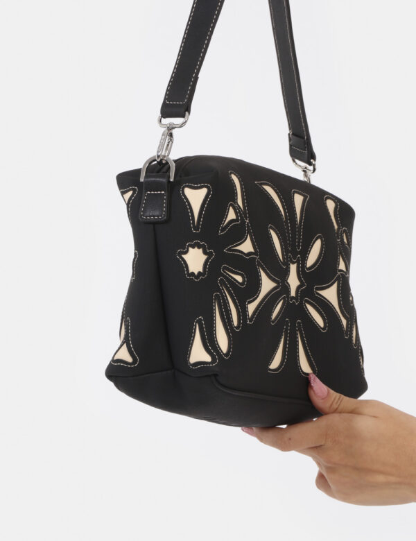 Borsa Desigual Nero - Borsa a tracolla di medie dimensioni simil bauletto in nero e ricamo beige. La bag si compone di unico