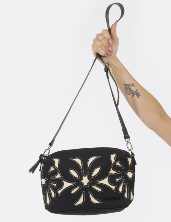 Borsa Desigual Nero - Borsa a tracolla di medie dimensioni simil bauletto in nero e ricamo beige. La bag si compone di unico