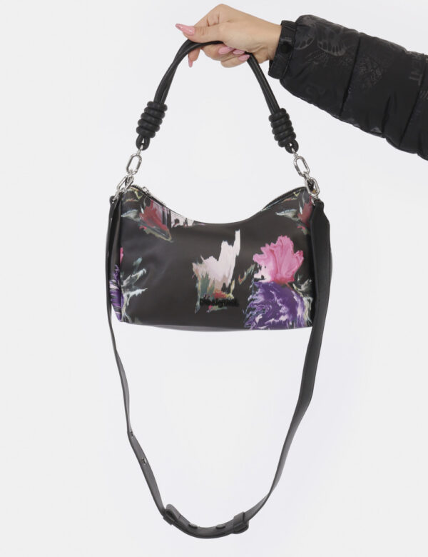 Borsa Desigual Nero - Borsa a tracolla di medie dimensioni simil bauletto au base nera con stampa floreale rosa. La bag si c