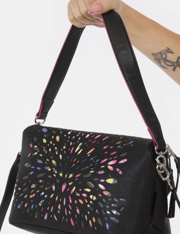 Borsa Desigual Nero - Borsa a tracolla di medie dimensioni su base colorata con involucro nero. La bag si compone di più sco