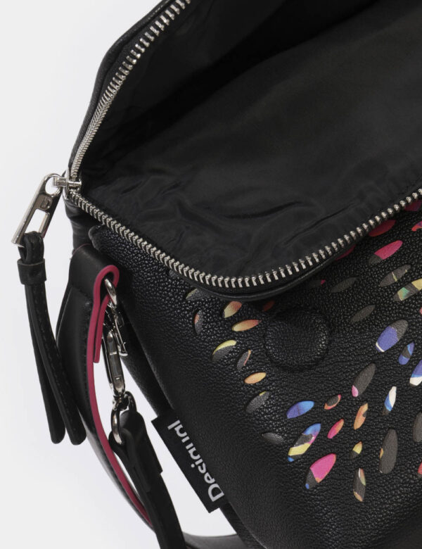 Borsa Desigual Nero - Borsa a tracolla di medie dimensioni su base colorata con involucro nero. La bag si compone di più sco