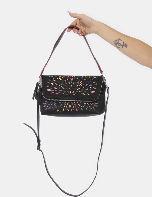 Borsa Desigual Nero - Borsa a tracolla di medie dimensioni su base colorata con involucro nero. La bag si compone di più sco