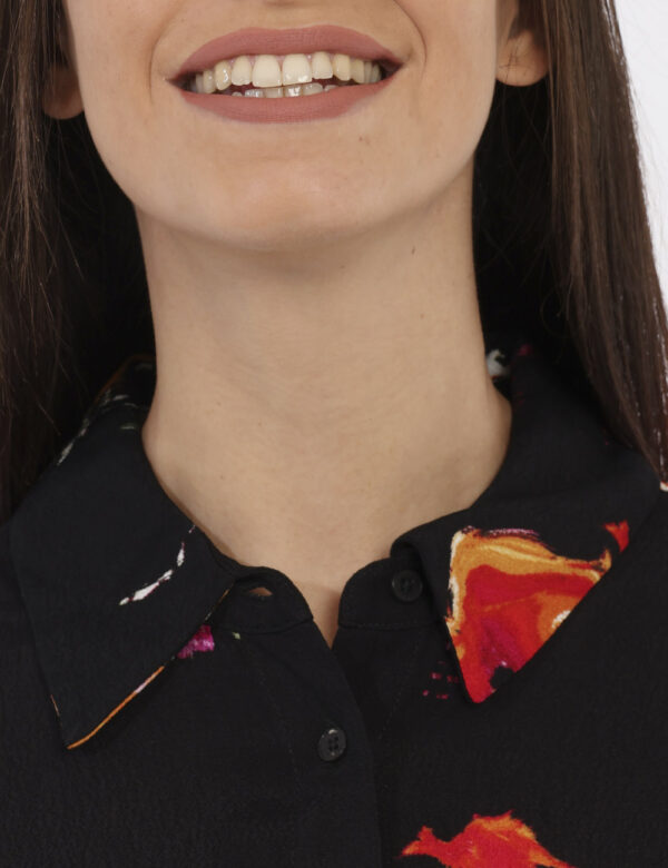 Camicia Desigual Nero - Camicia in viscosa su base nera con stampa floreale tendente al rosso e rosa. La vestibilità è morbi