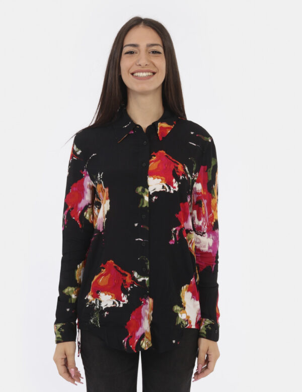 Camicia Desigual Nero - Camicia in viscosa su base nera con stampa floreale tendente al rosso e rosa. La vestibilità è morbi