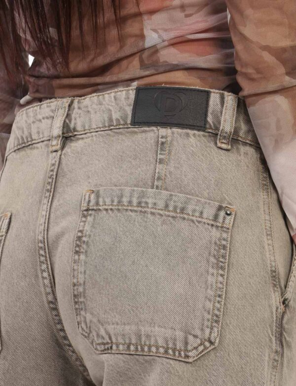 Jeans Desigual Grigio - Jeans leggero in cotone ed in total grigio con tasche sagomate sul fronte e tasche a toppa sia later