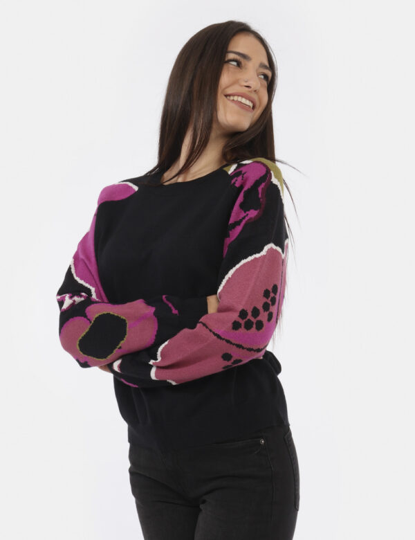 Maglione Desigual Nero - Maglione con maniche raglan su base nera con stampa tendente al viola. La vestibilità è morbida e r