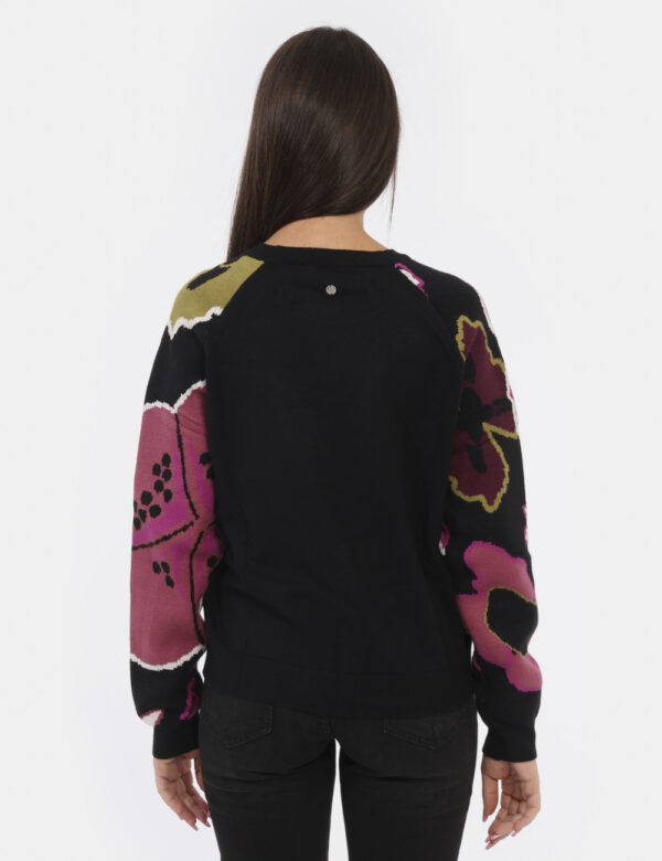 Maglione Desigual Nero - Maglione con maniche raglan su base nera con stampa tendente al viola. La vestibilità è morbida e r