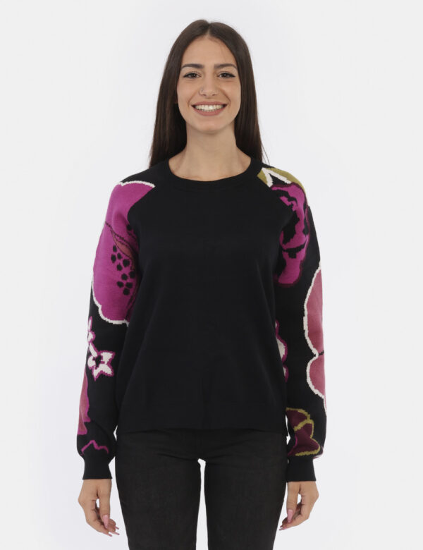 Maglione Desigual Nero - Maglione con maniche raglan su base nera con stampa tendente al viola. La vestibilità è morbida e r