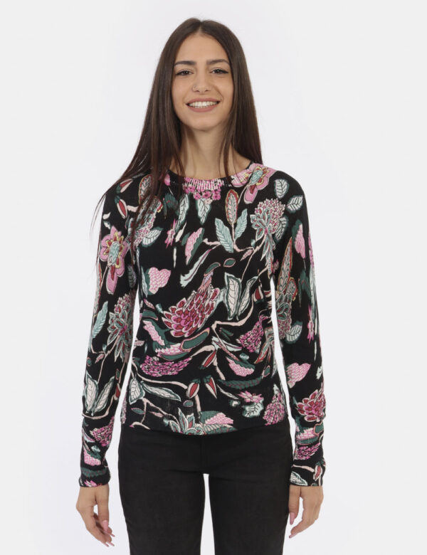 Maglia Desigual Fantasia - Maglia a maniche lunghe, con girocollo classico, su base nera e fantasia rosa e verde. La vestibi