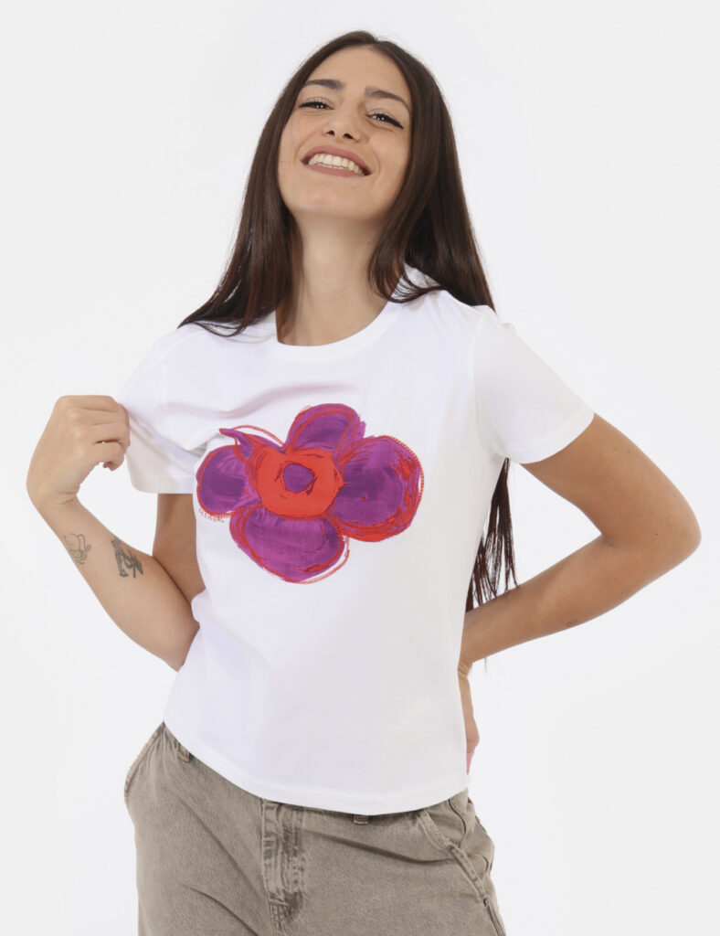 T-Shirt Desigual Bianco - T-shirt su base bianca con stampa fiore rosso e viola. La vestibilità è morbida e regolare. La t-s