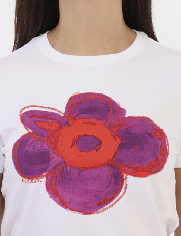 T-Shirt Desigual Bianco - T-shirt su base bianca con stampa fiore rosso e viola. La vestibilità è morbida e regolare. La t-s