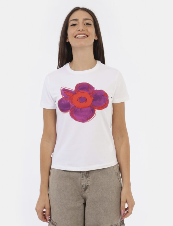 T-Shirt Desigual Bianco - T-shirt su base bianca con stampa fiore rosso e viola. La vestibilità è morbida e regolare. La t-s