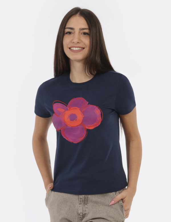 T-Shirt Desigual Blu - T-shirt su base blu navy con stampa fiore rosso e viola. La vestibilità è morbida e regolare. La t-sh