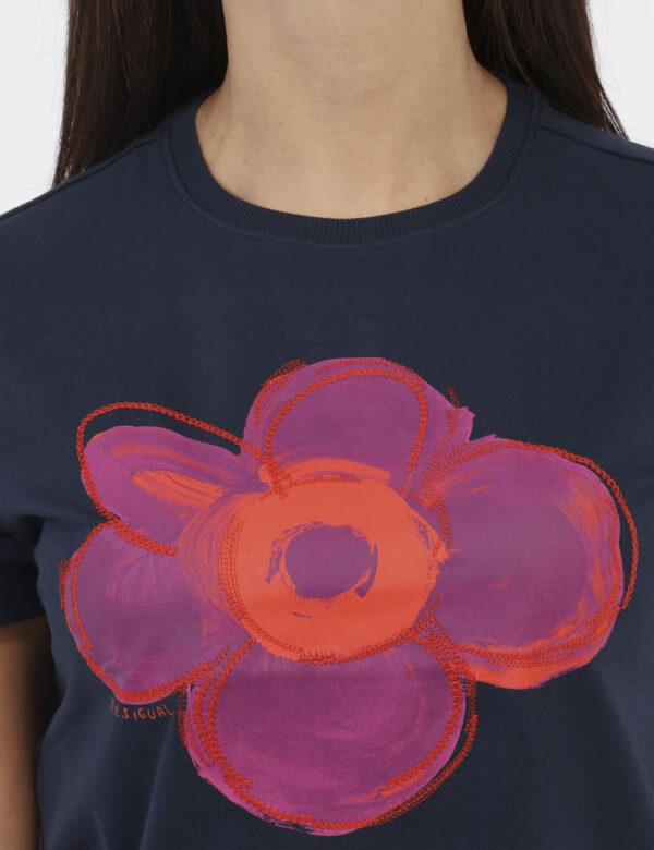 T-Shirt Desigual Blu - T-shirt su base blu navy con stampa fiore rosso e viola. La vestibilità è morbida e regolare. La t-sh