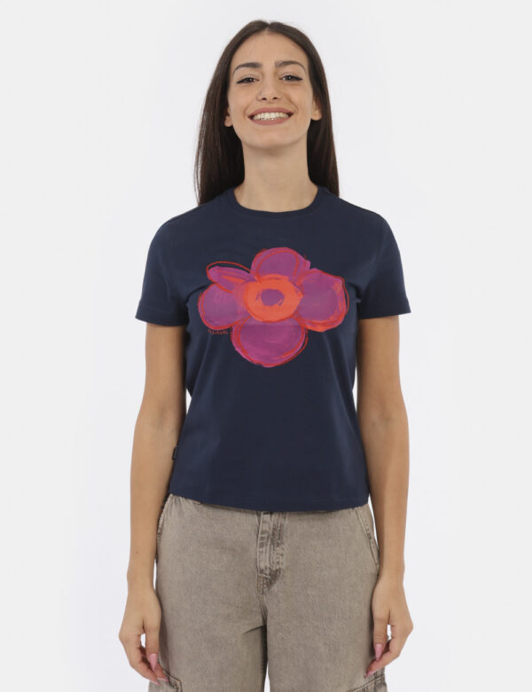 T-Shirt Desigual Blu - T-shirt su base blu navy con stampa fiore rosso e viola. La vestibilità è morbida e regolare. La t-sh