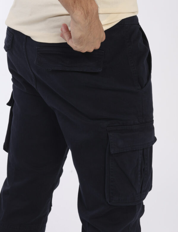 Pantaloni Concept83 Blu - Pantaloni cargo in total blu navy. Presenti tasche a taglio trasversale sul fronte, tasche a tagli