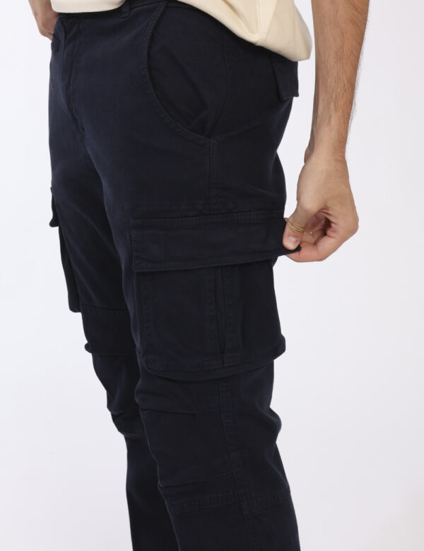 Pantaloni Concept83 Blu - Pantaloni cargo in total blu navy. Presenti tasche a taglio trasversale sul fronte, tasche a tagli