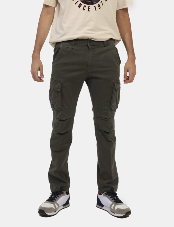 Pantaloni Concept83 Verde - Pantaloni cargo in total verde militare. Presenti tasche a taglio trasversale sul fronte, tasche