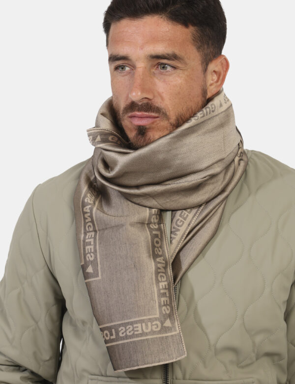 Foulard GUESS Grigio - Sciarpa in total grigio con stampa coordinata. Il capo é pratico e maneggevole e dona un tocco cool a